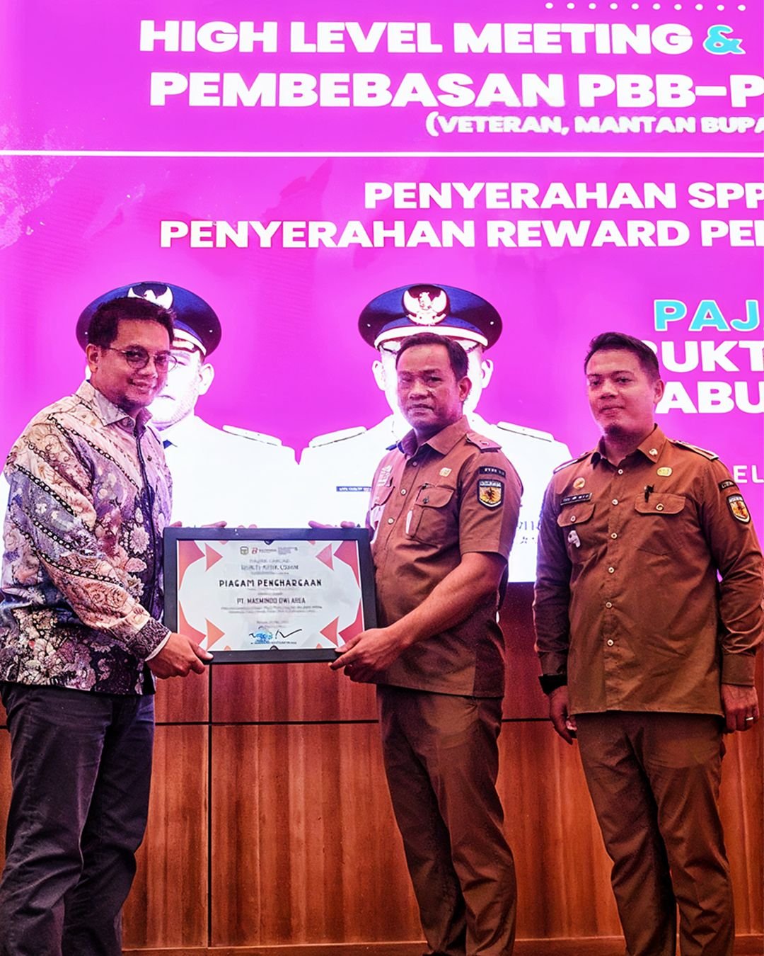 Dukung Pembangunan Daerah, Bupati Luwu Beri Penghargaan Pajak Untuk PT Masmindo